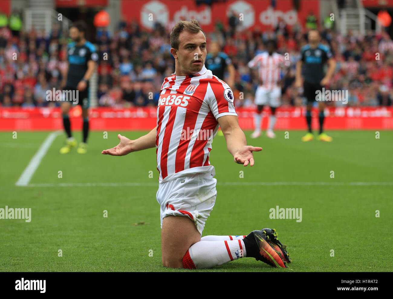 Stoke City's Xherdan Shaqiri demande à la juge de ligne au cours de la Premier League match au stade de Bet365, Stoke-on-Trent. Banque D'Images