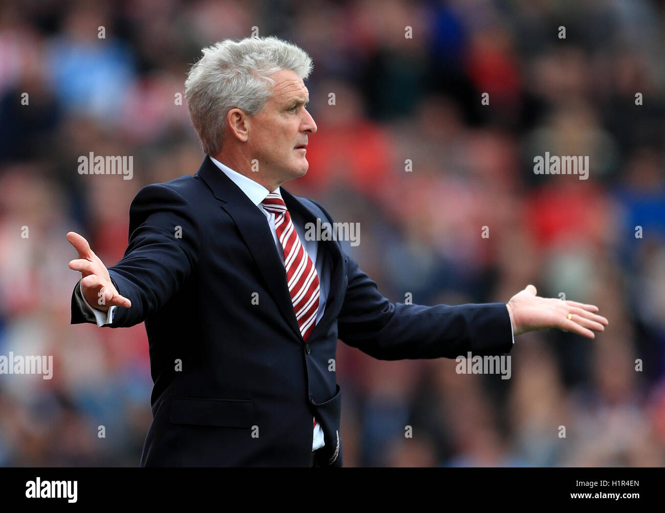 Stoke City manager Mark Hughes au cours de la Premier League match au stade de Bet365, Stoke-on-Trent. Banque D'Images