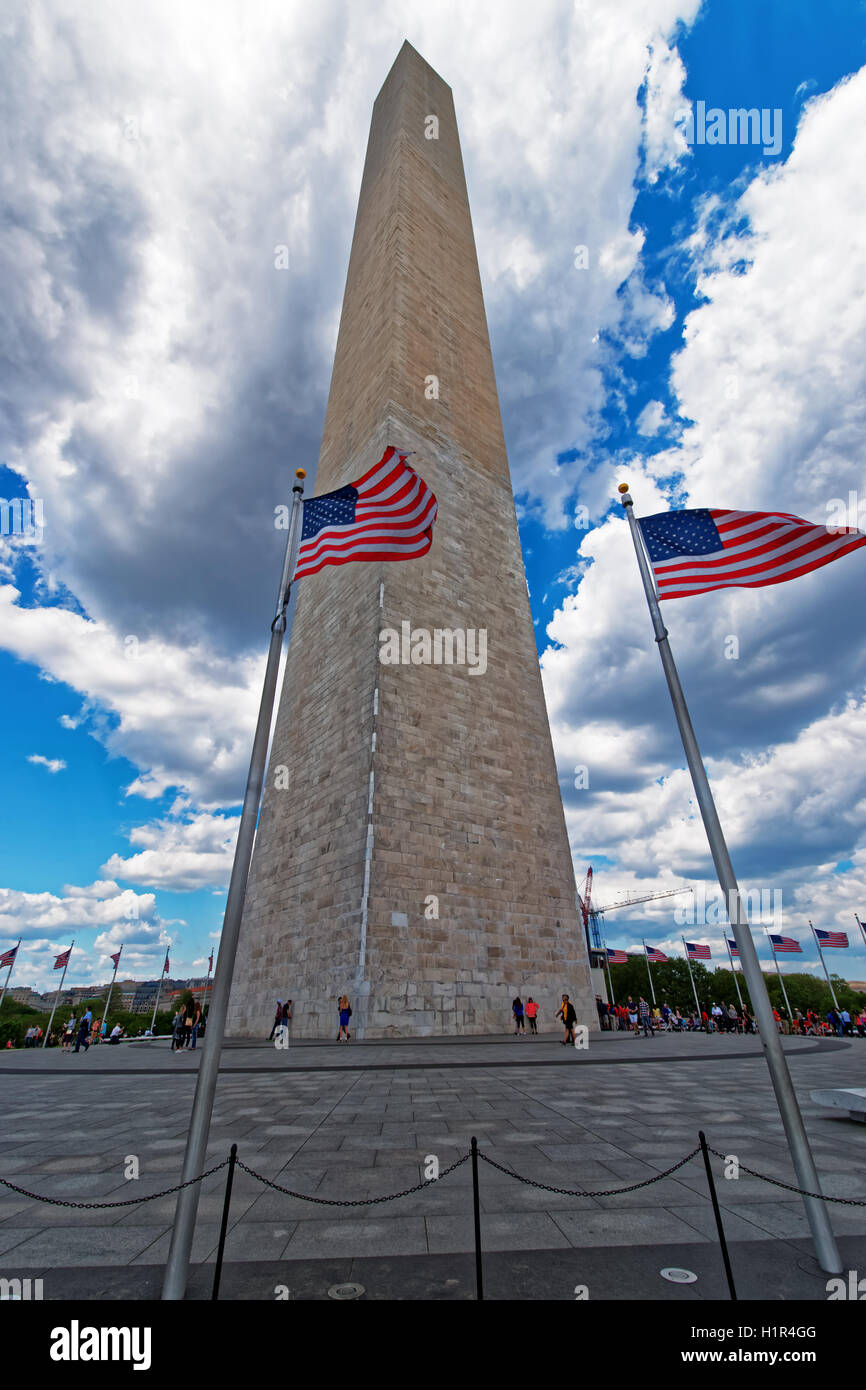 Washington D.C., USA - 2 mai 2015 : vue sur le Washington monument avec certains touristes près de lui. Il est fait de marbre, granit et pierre bleue. A été ouverte le 9 octobre 1888. Banque D'Images