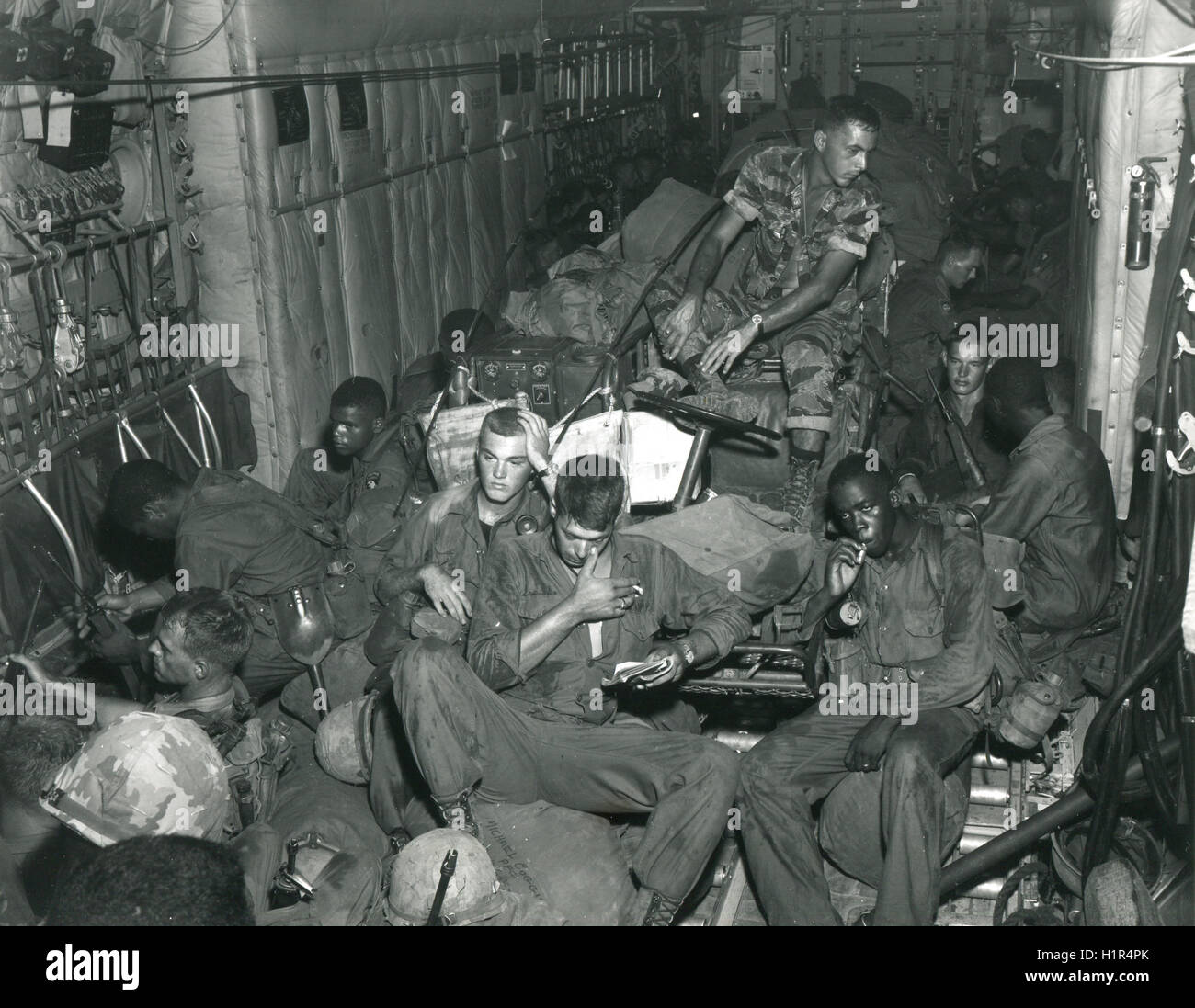 Les membres de la 101st Airborne Division à bord d'un C-130 de l'USAF à Pham Tiet Air Base pour le transport aérien à Phi Troung pendant le fonctionnement de base de l'air AUSTIN 6. Banque D'Images