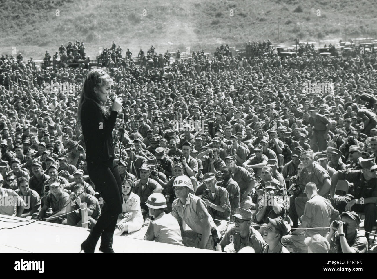 Des milliers de militaires écouter Mlle Ann-Margret chanter l'un de ses chiffres lors d'un show à Da Nang. Banque D'Images