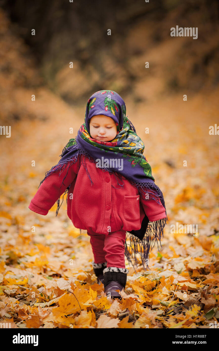 Fille Enfant En Ukrainien Folk Foulard Sur La Tete Avec Imprime Floral Marcher Sur Les Feuilles Tombees Photo Stock Alamy Fille Enfant En Ukrainien Folk Foulard Sur La Tete Avec Imprime Floral Marcher Sur Les Feuilles Tombees Photo Stock Alamy