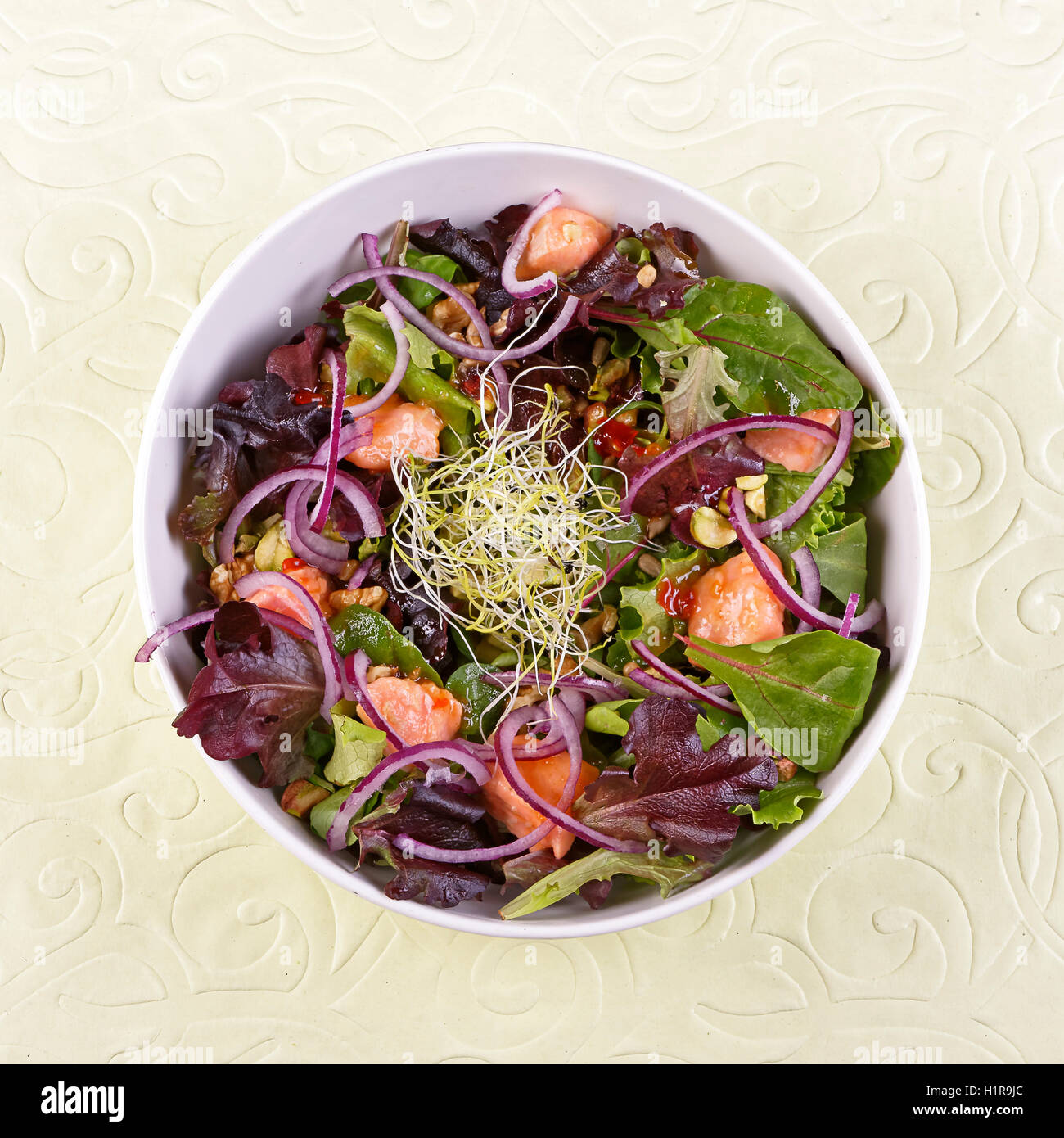 Salade avec pousses, saumon et légumes. Banque D'Images
