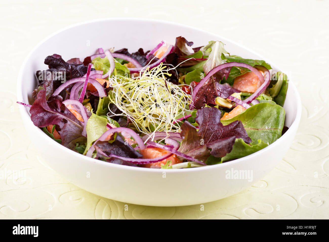 Salade avec pousses, saumon et légumes. Banque D'Images