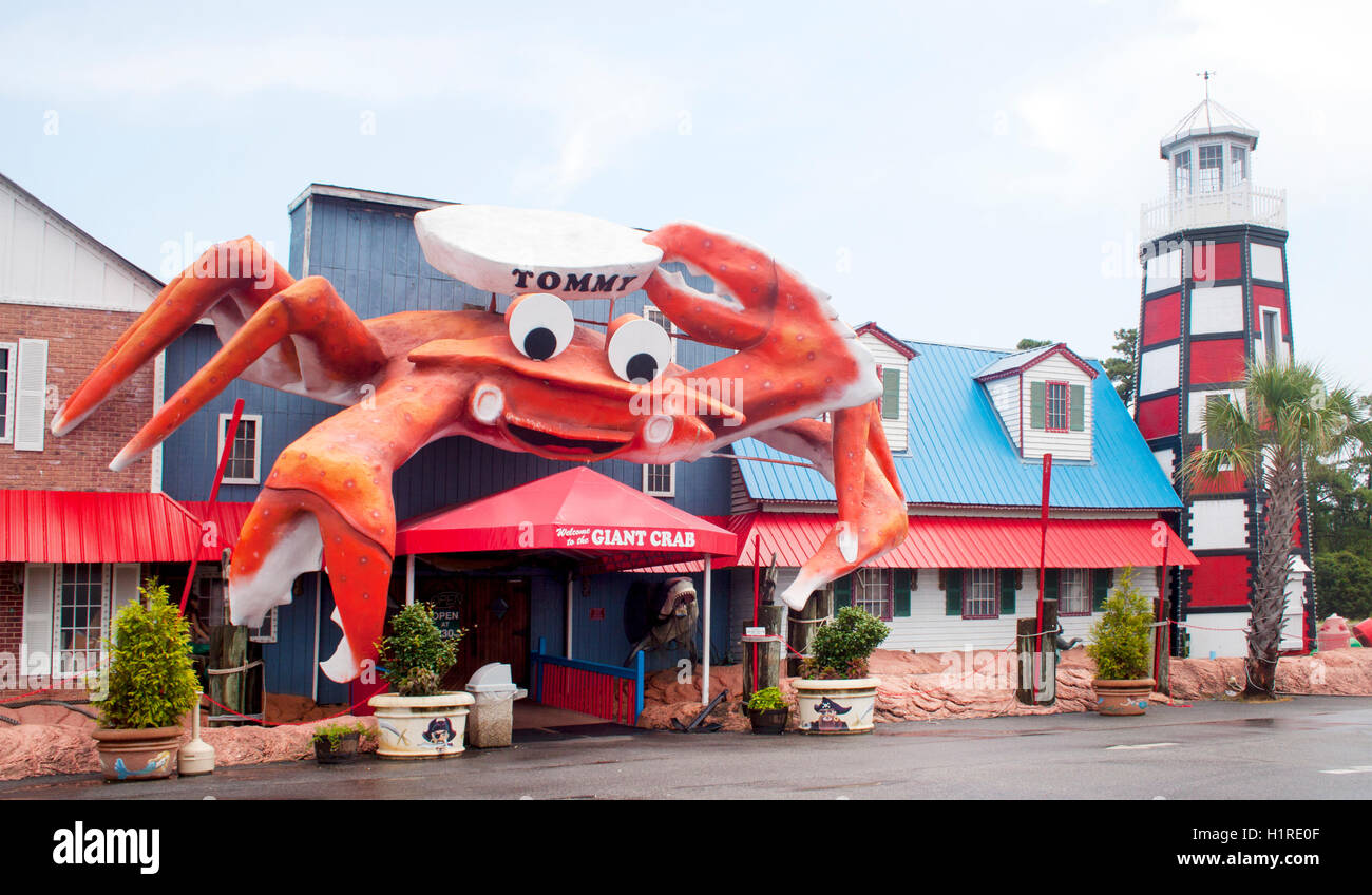 Un crabe colossal perché au-dessus du restaurant Tommy à Myrtle Beach, en Caroline du Sud, attire l'attention comme un point de repère côtier original et un arrêt photo. Banque D'Images