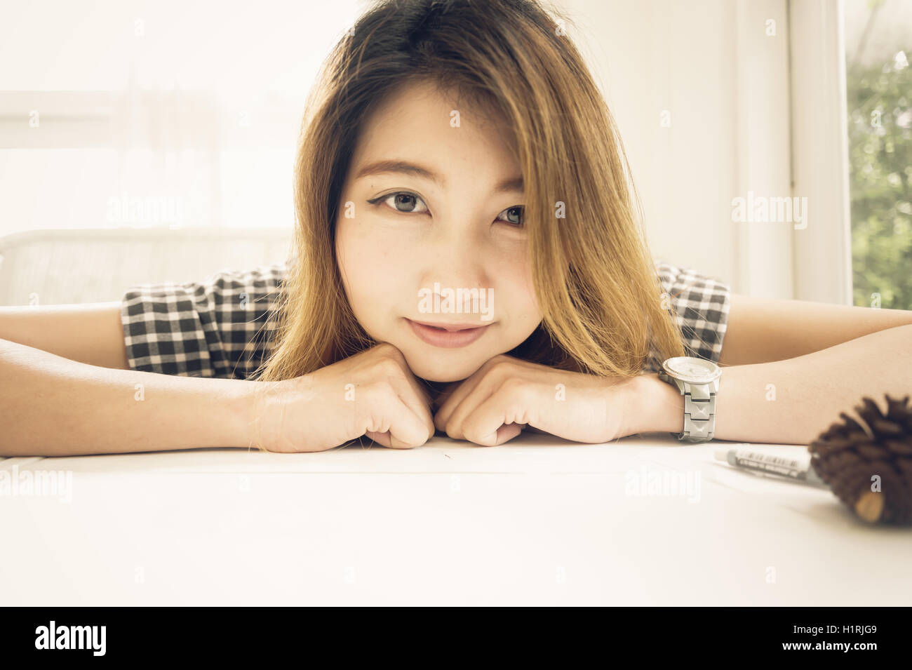 Portrait de femmes en Asie se détendre dans sa maison, vacances concept., effet filtre vintage Banque D'Images