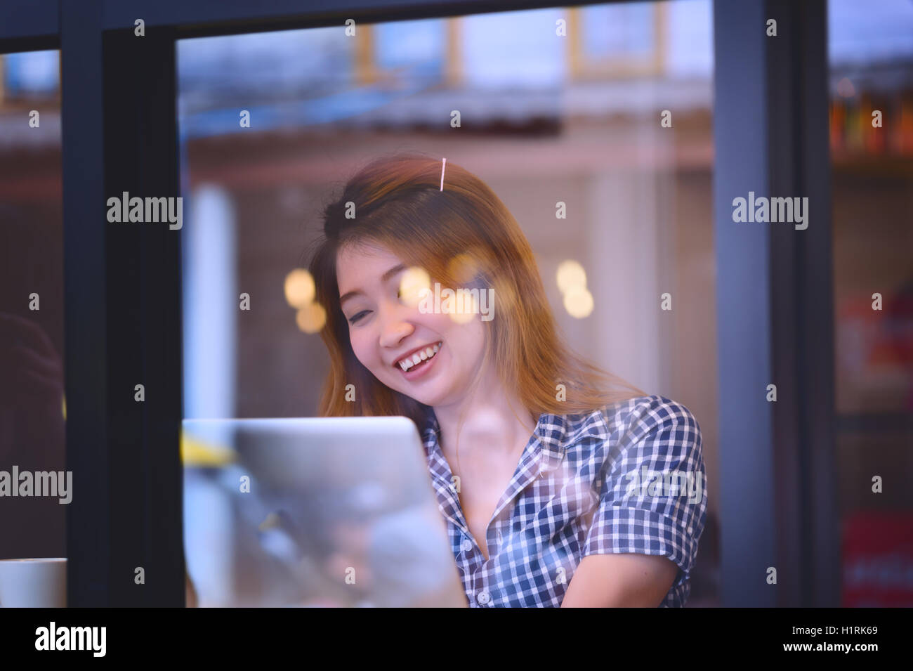 Asie sourire femme assis à table bar détendez-vous sur les jours de vacances , concept. Banque D'Images