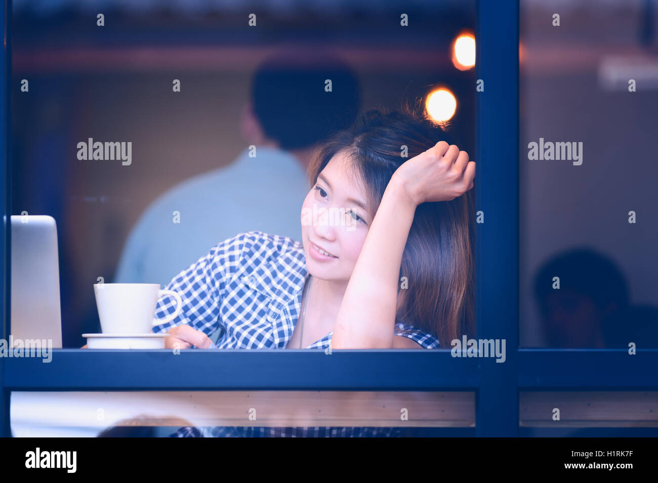 Asie happy woman sitting at table bar détendez-vous sur les jours de vacances , concept. Banque D'Images