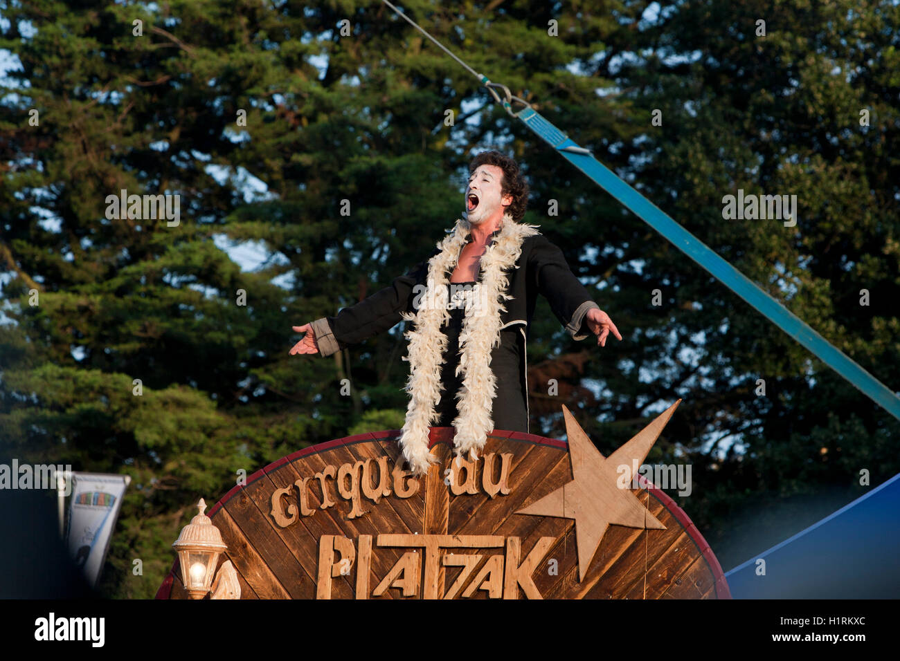 Le Cirque du Platzak, un collectif d'artistes de cirque et de musiciens, l'exécution de Great Yarmouth's Out There Festival Banque D'Images