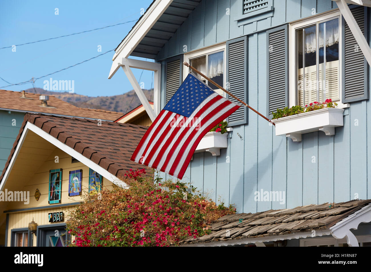 Stars and Stripes vole d'une maison en bois à Avalon, Santa Catalina Island, Californie. Banque D'Images