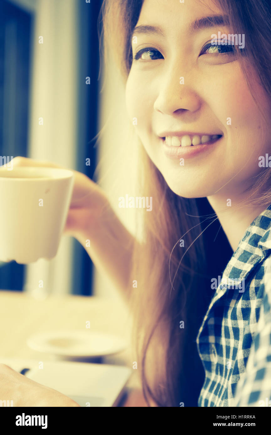 Woman with laptop and cup. Vacances concept., Vacances concept., effet filtre vintage Banque D'Images