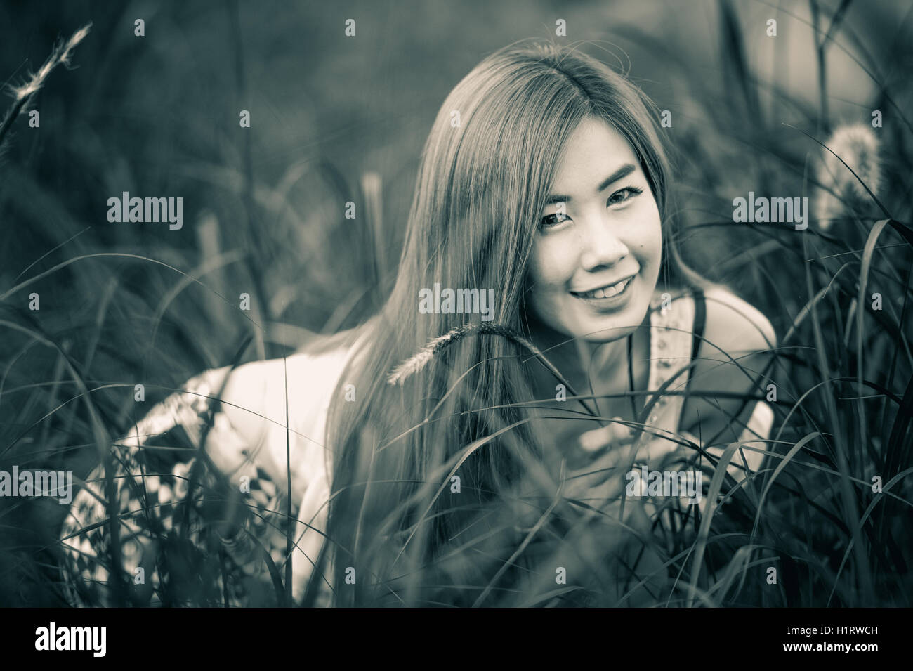 Portrait Thai belle fille s'asseoir sur l'herbe Banque D'Images