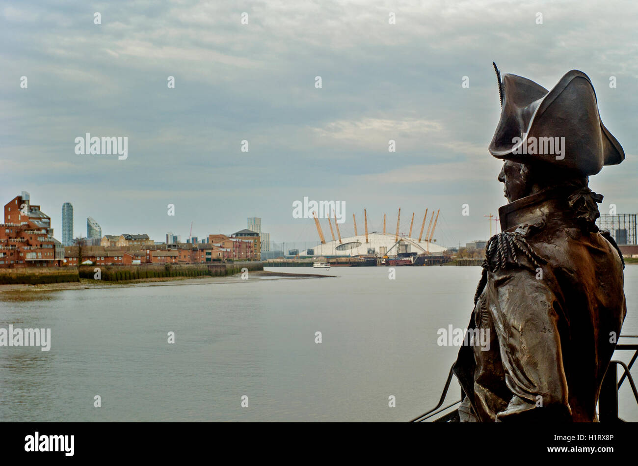 Statue de Lord Horatio Nelson à Greenwich avec O2 Arena en arrière-plan Banque D'Images