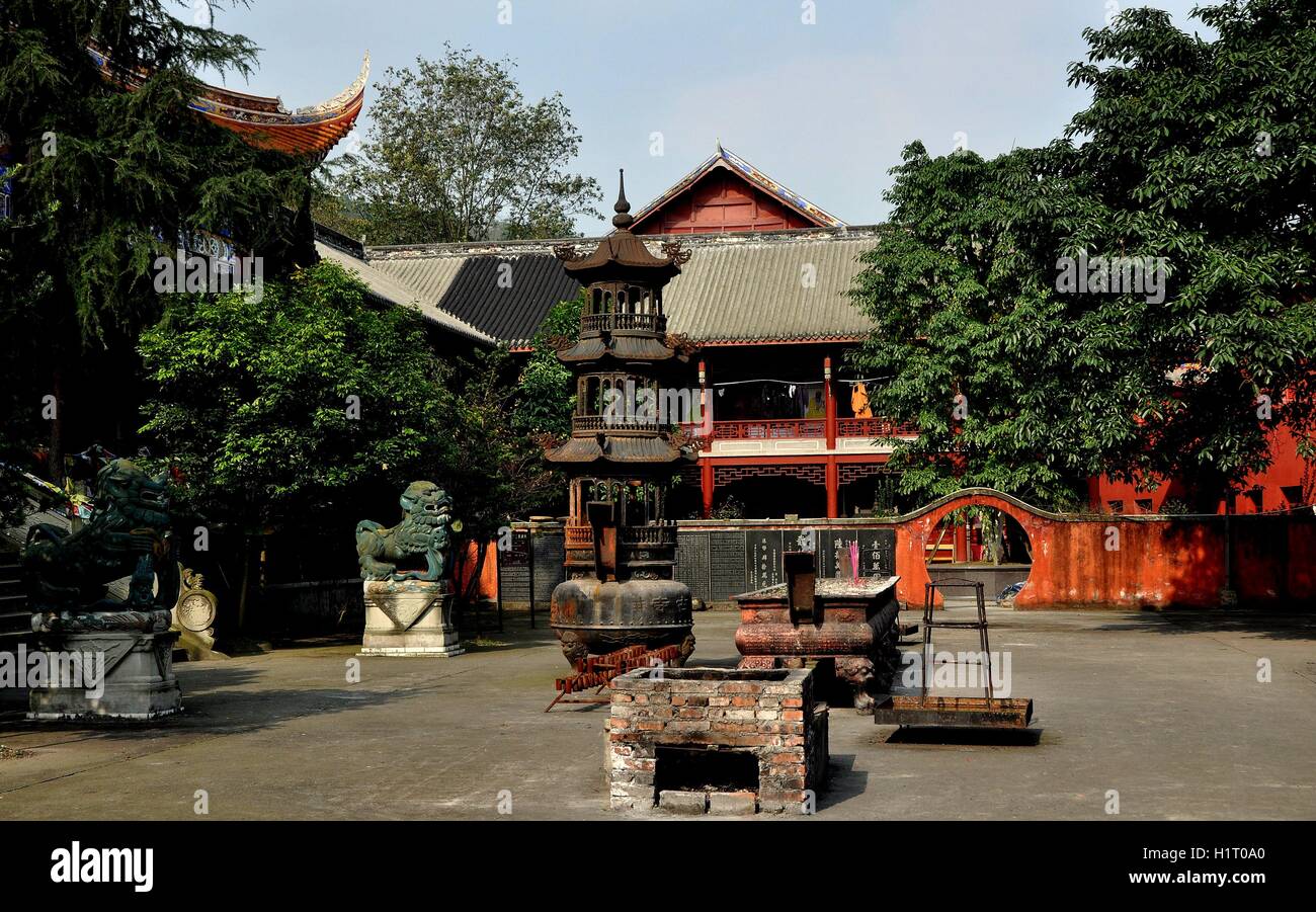 Dan Jing Shan, Chine : cour intérieure avec des statues de chien Fu, pot de style pagode, et d'encens à la Fo Shan Xi gu Temple Banque D'Images