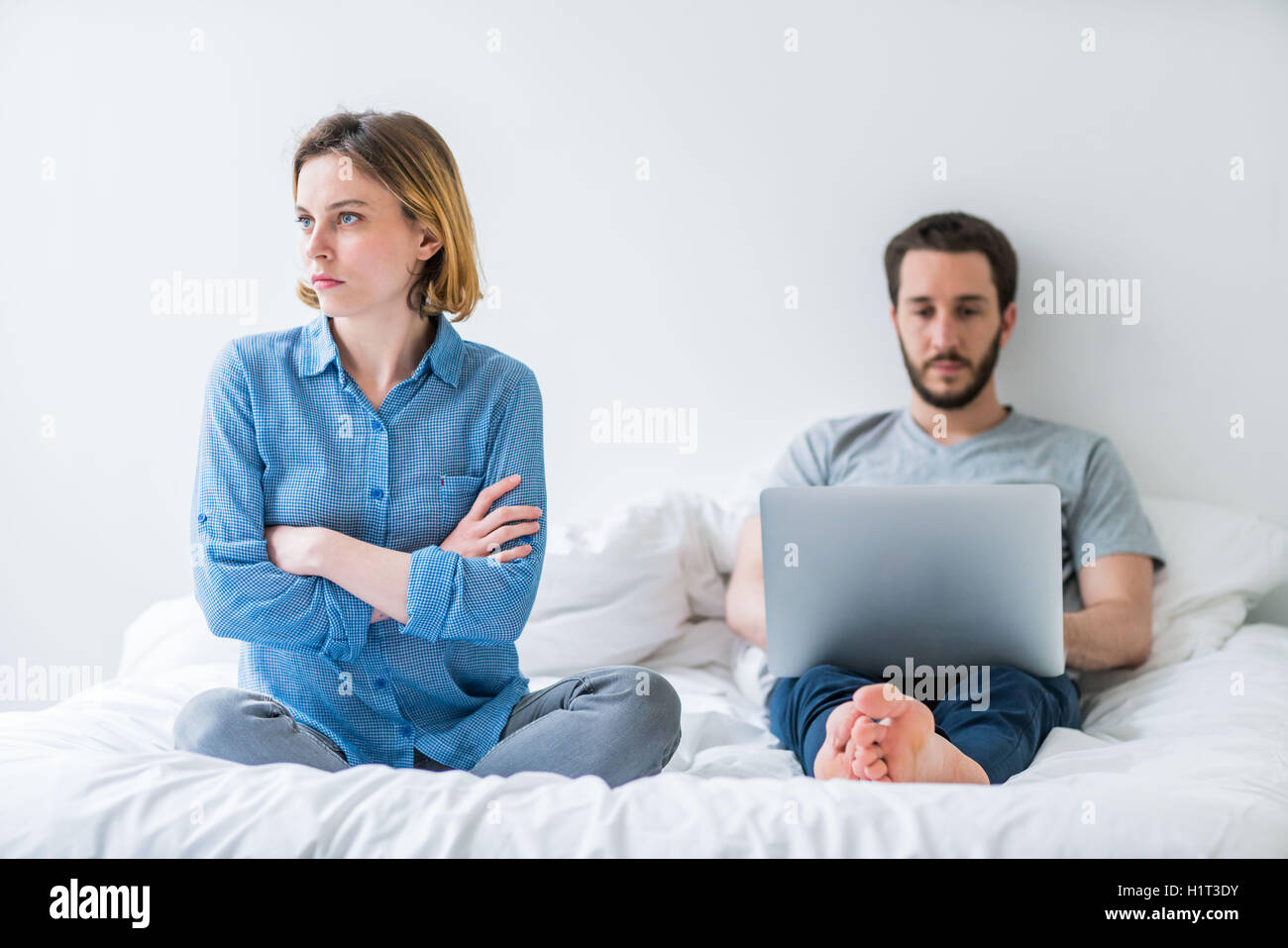 Couple avec un ordinateur portable se disputer. Banque D'Images