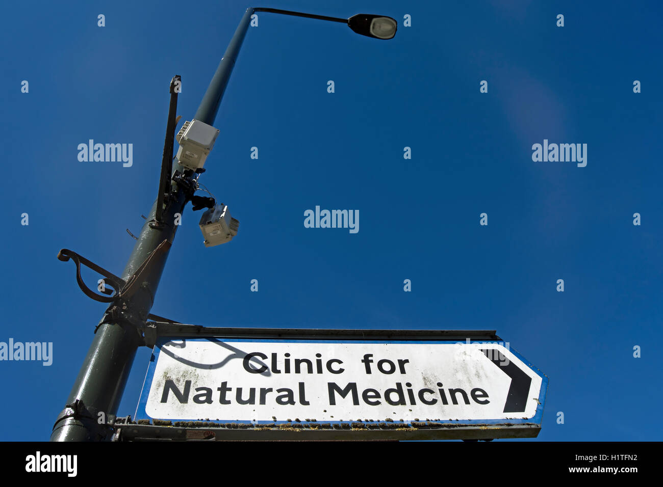 Signe pointant vers la droite pour la clinique de médecine naturelle, également connu sous le nom de clinique de Wimbledon et basé à Wimbledon, Londres, Angleterre Banque D'Images