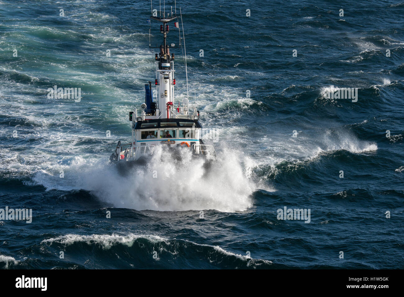 Royaume-uni, archipel des Shetland. Bateau-pilote en mer agitée près de Lerwick, la ville la plus au nord. Banque D'Images