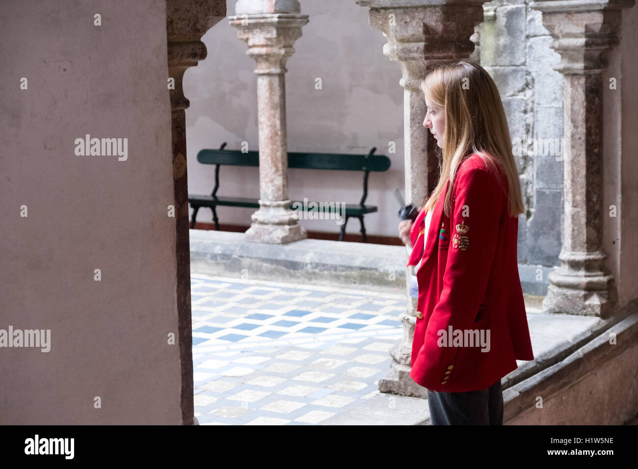 Guide touristique au palais de Pena, un site du patrimoine mondial, Sintra, Portugal. Palais de Pena, un site du patrimoine mondial, Sintra, Portugal. Banque D'Images