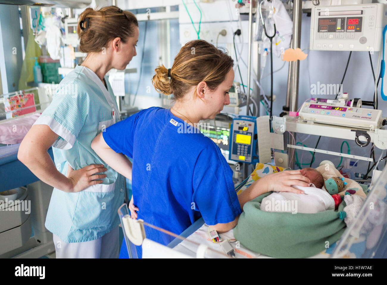 Les infirmières pédiatriques et un nouveau-né prématuré, CHU Bordeaux France. Banque D'Images