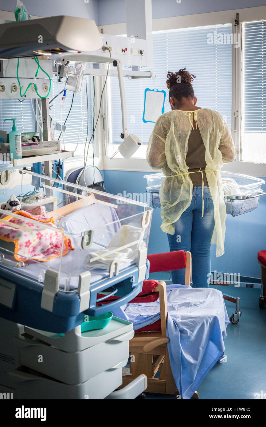 Mère avec son nouveau-né dans une unité de soins intensifs pédiatrique, CHU de Bordeaux. Banque D'Images