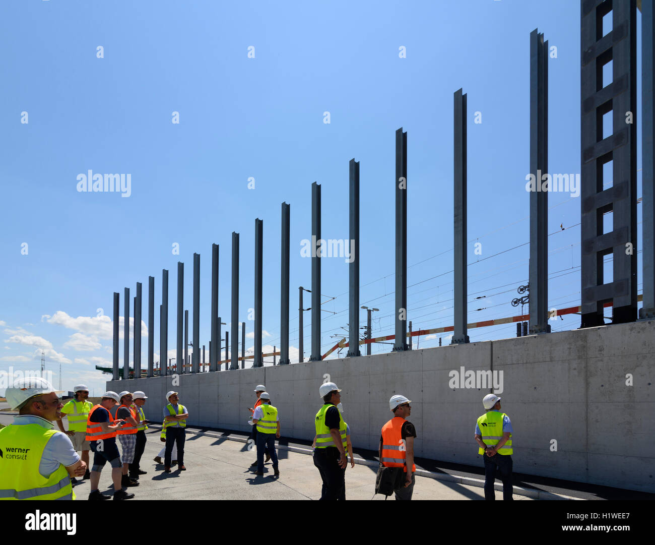 Wien, Vienne : les visiteurs regarder un écran antibruit dans la construction, terminal de fret Wien Süd, 10, Wien, Autriche. Banque D'Images