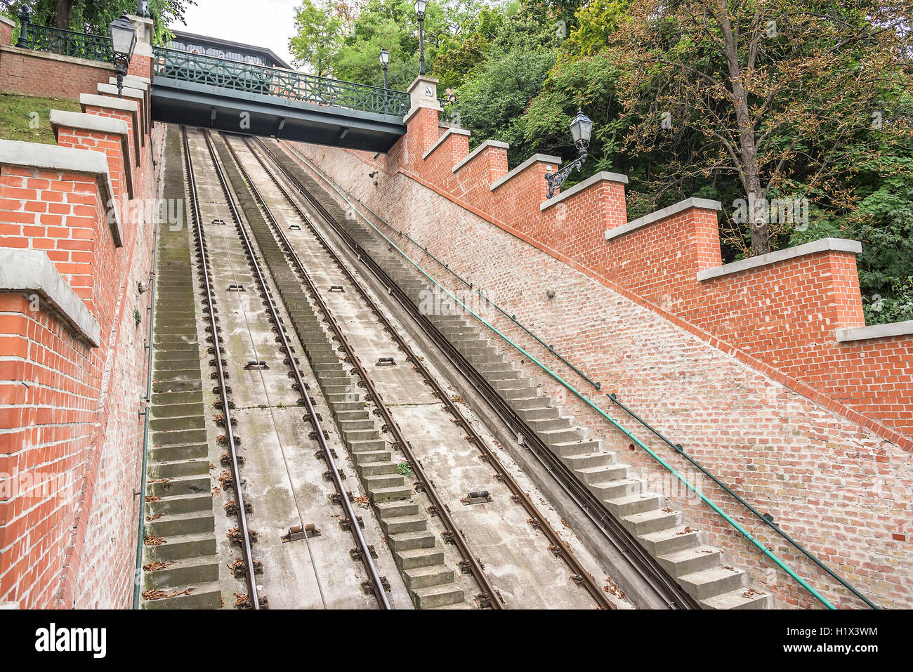 Téléphérique de rails sur la colline du château à Budapest, Hongrie. Banque D'Images