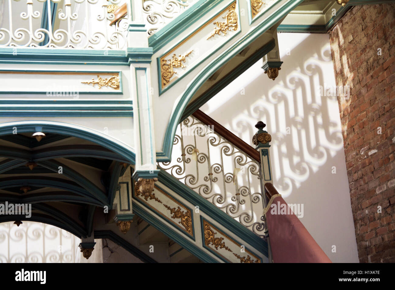 Détail de l'intérieur d'escalier escalier et les ombres, la lumière, les reflets et répétition de motifs sur des murs blancs et façade en brique, Manhattan, New York Banque D'Images