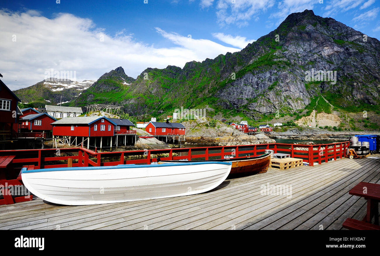 Maisons sur pilotis et le bateau de pêche dans les îles Lofoten Photo