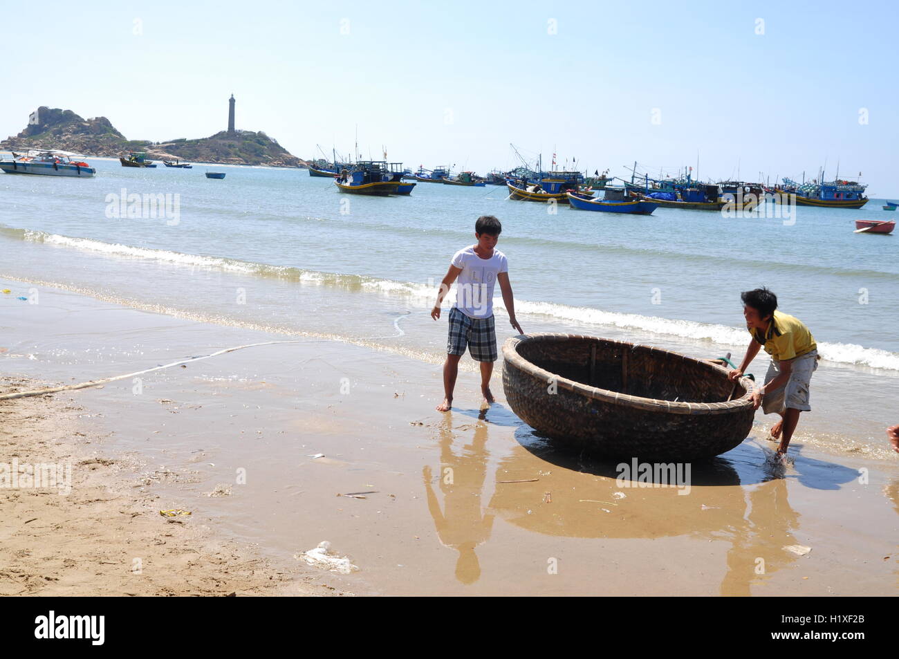 Lagi, Vietnam - 26 Février 2012 : les pêcheurs locaux sont en train de préparer leur panier bateau pour une nouvelle journée de travail à la Lagi beach Banque D'Images