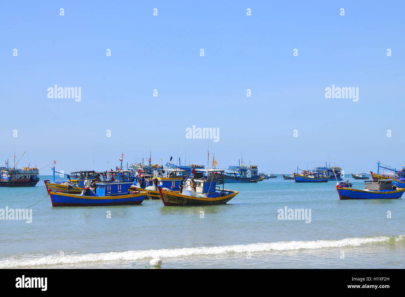 Lagi, Vietnam - 26 Février 2012 : les bateaux de pêche locaux sont dans l'amarrage Lagi beach Banque D'Images