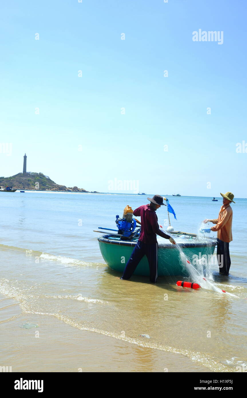 Lagi, Vietnam - 26 Février 2012 : les pêcheurs préparent leurs filets de pêche pour une nouvelle journée de travail à la Lagi beach Banque D'Images