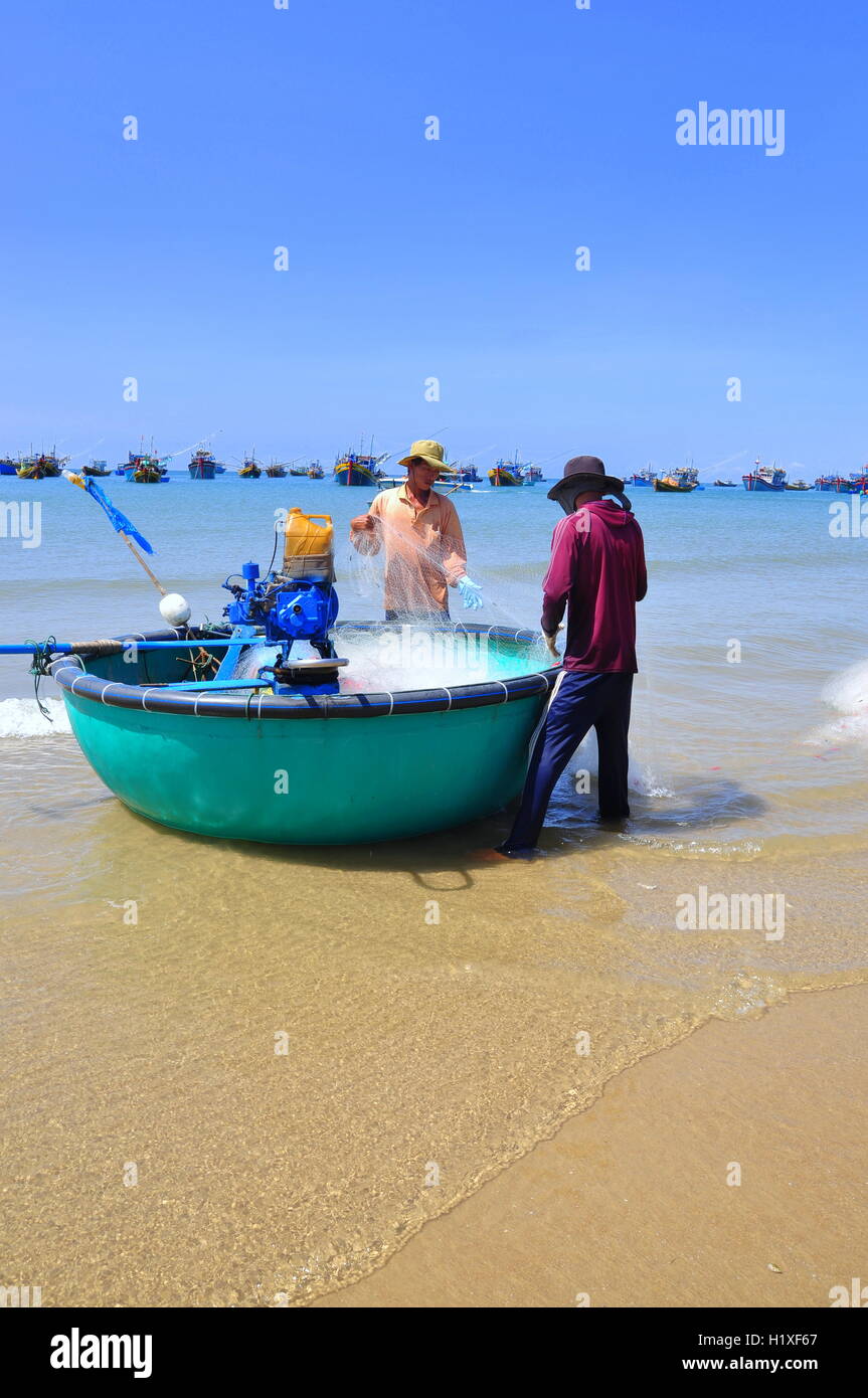 Lagi, Vietnam - 26 Février 2012 : les pêcheurs préparent leurs filets de pêche pour une nouvelle journée de travail à la Lagi beach Banque D'Images