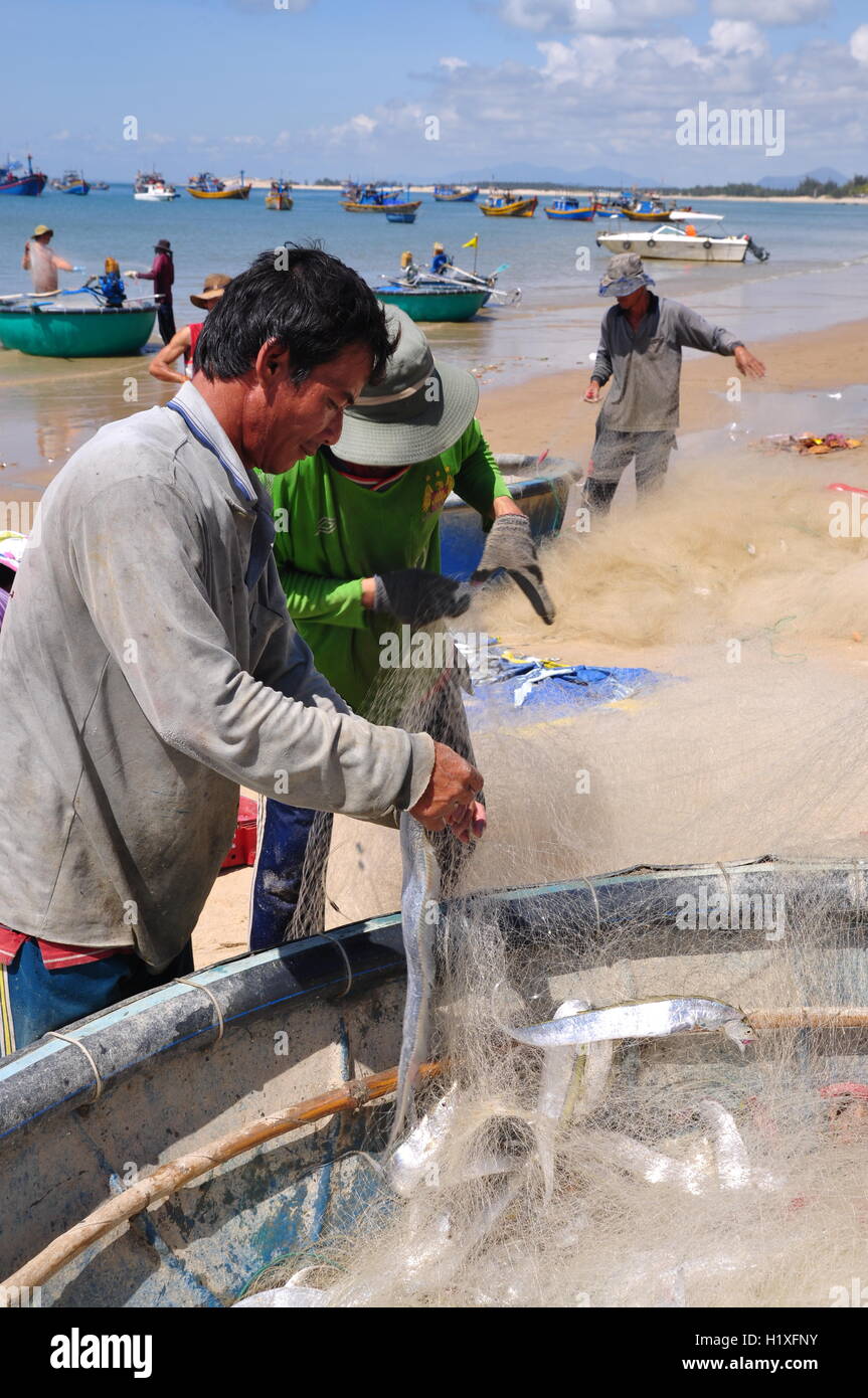 Lagi, Vietnam - 26 Février 2012 : les pêcheurs locaux sont la suppression de leurs poissons filets de pêche dans la Lagi beach Banque D'Images