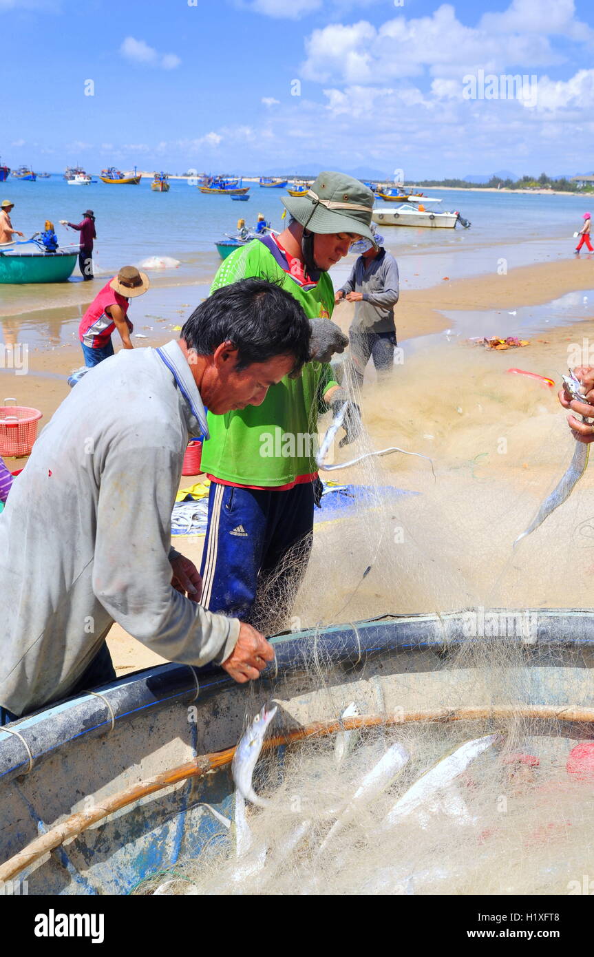 Lagi, Vietnam - 26 Février 2012 : les pêcheurs locaux sont la suppression de leurs poissons filets de pêche dans la Lagi beach Banque D'Images