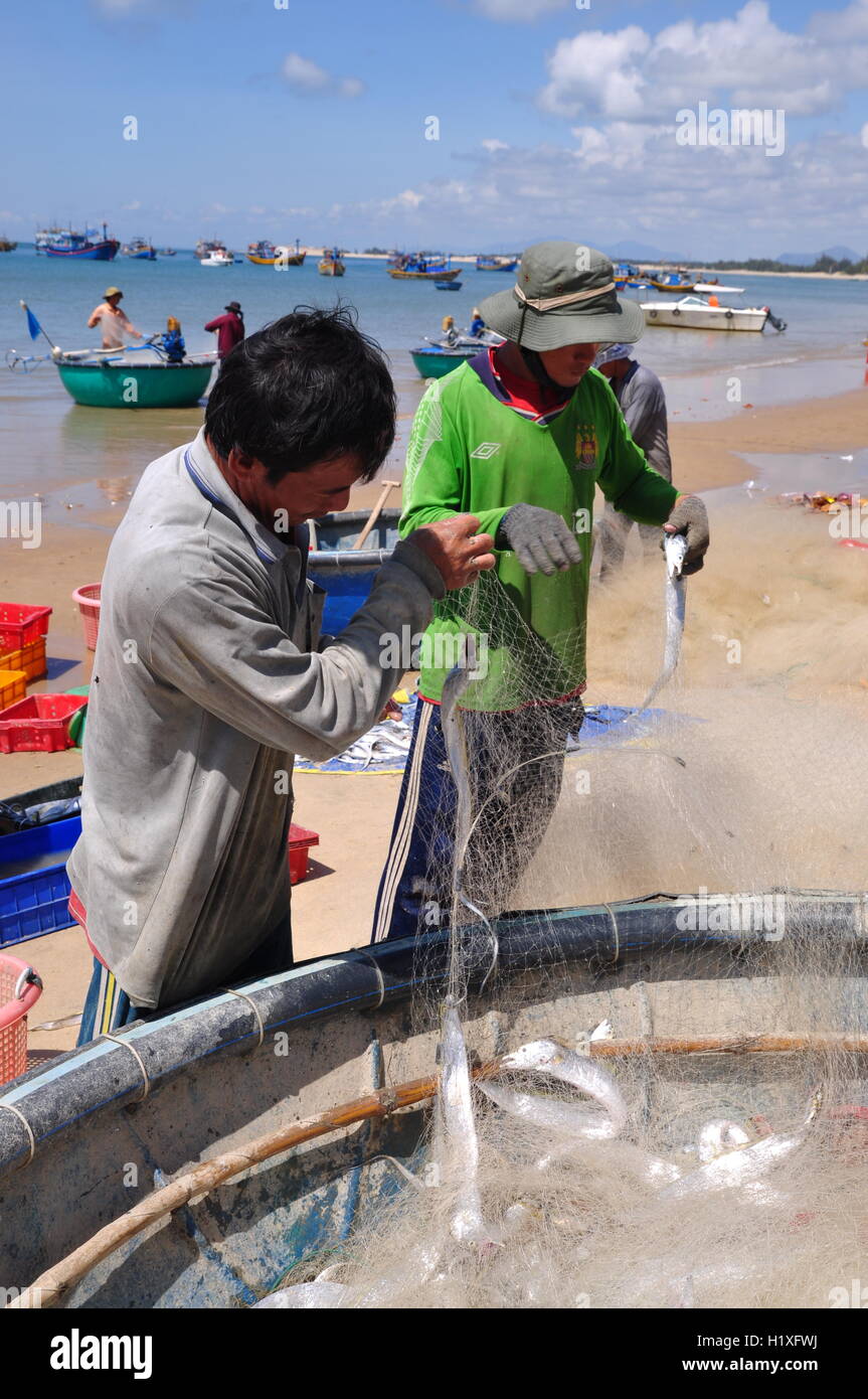 Lagi, Vietnam - 26 Février 2012 : les pêcheurs locaux sont la suppression de leurs poissons filets de pêche dans la Lagi beach Banque D'Images