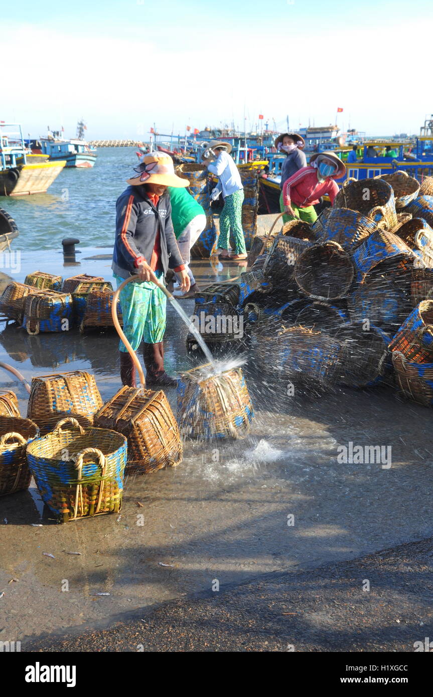 Lagi, Vietnam - 26 Février 2012 : les femmes locales sont le nettoyage leurs paniers qui ont été utilisés pour le transport de poissons de la voile Banque D'Images