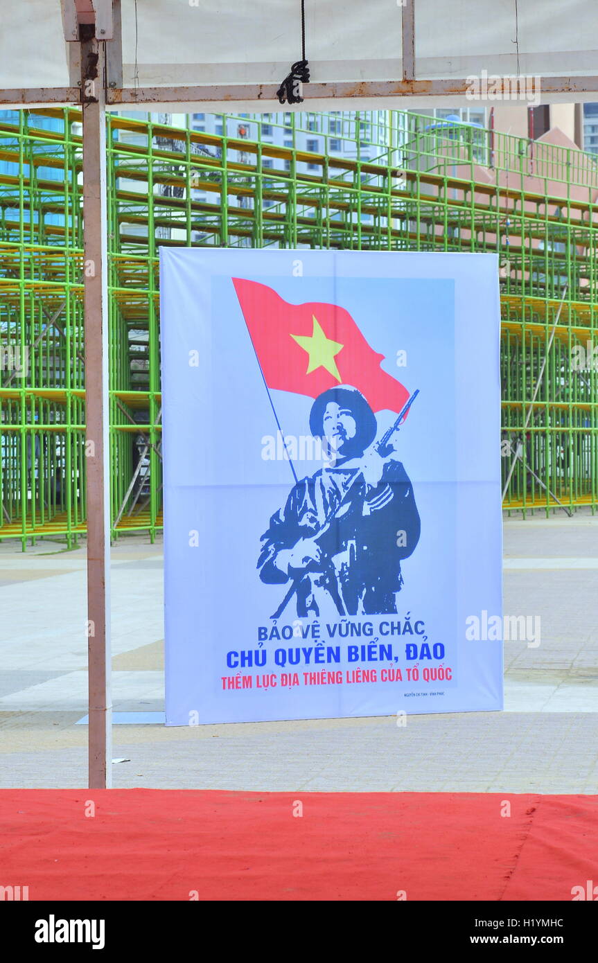 Nha Trang, Viêt Nam - Juillet 11, 2015 : Affiche de propagande à propos de la protection de l'archipel des Spratlys dans le square au Vietnam Banque D'Images