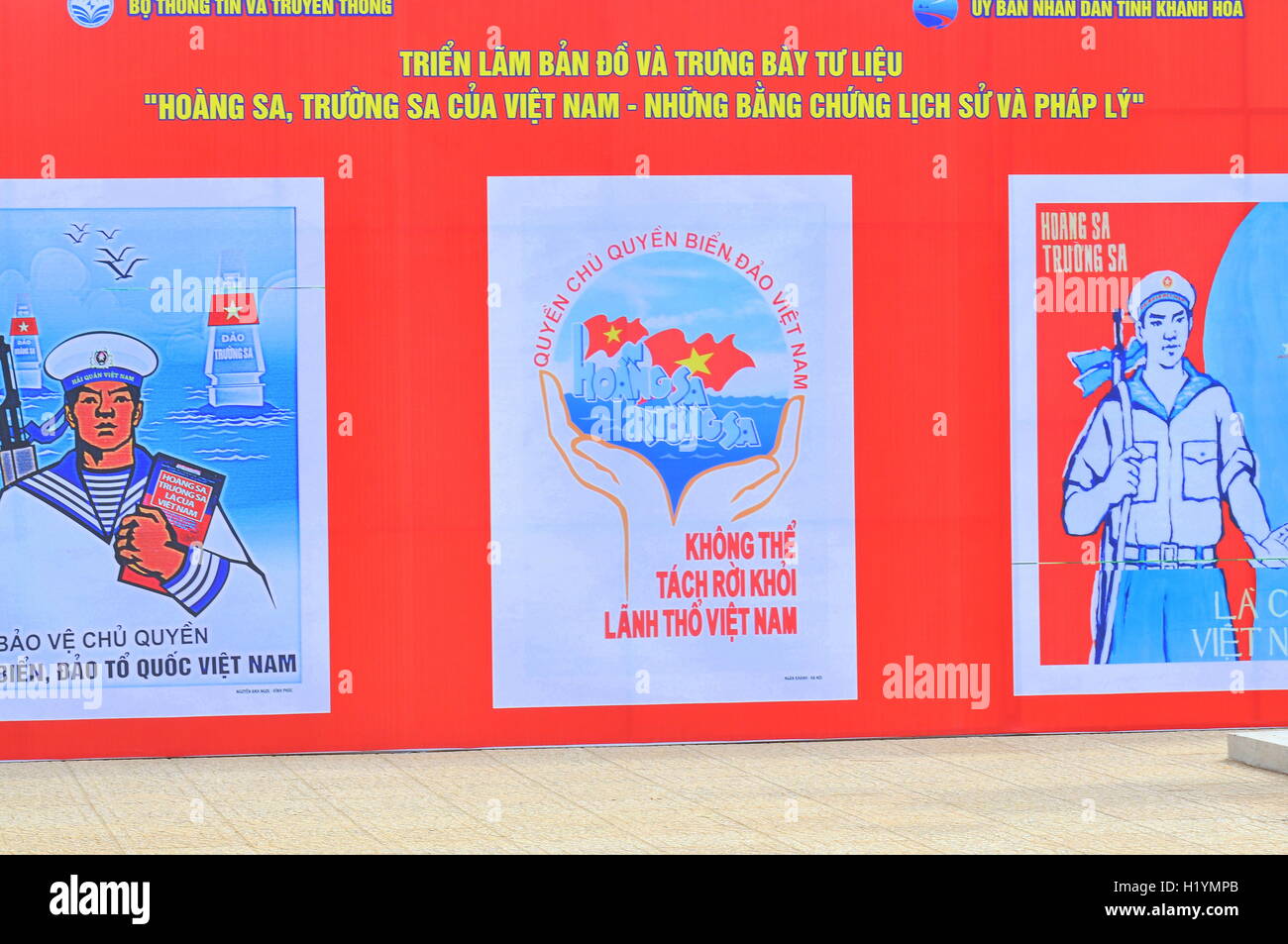 Nha Trang, Viêt Nam - Juillet 11, 2015 : Affiche de propagande à propos de la protection de l'archipel des Spratlys dans le square au Vietnam Banque D'Images