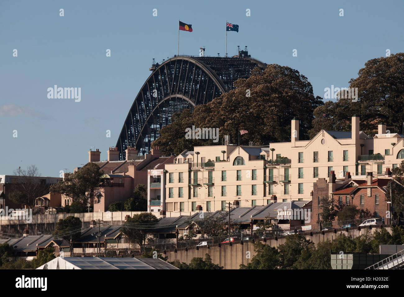 Les maisons historiques sur Millers Point Sydney Australie avec Sydney Harbour Bridge en arrière-plan. Banque D'Images