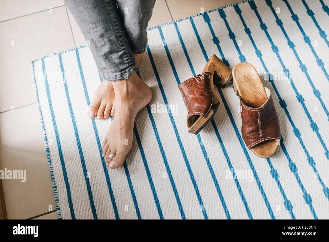Nu-pieds d'une femme à côté de ses chaussures Photo Stock - Alamy