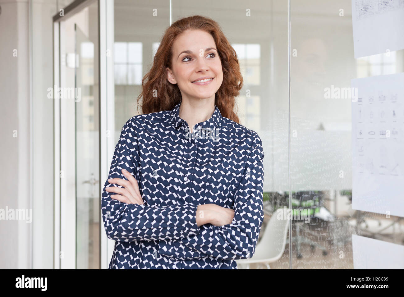 Smiling woman in office Banque D'Images