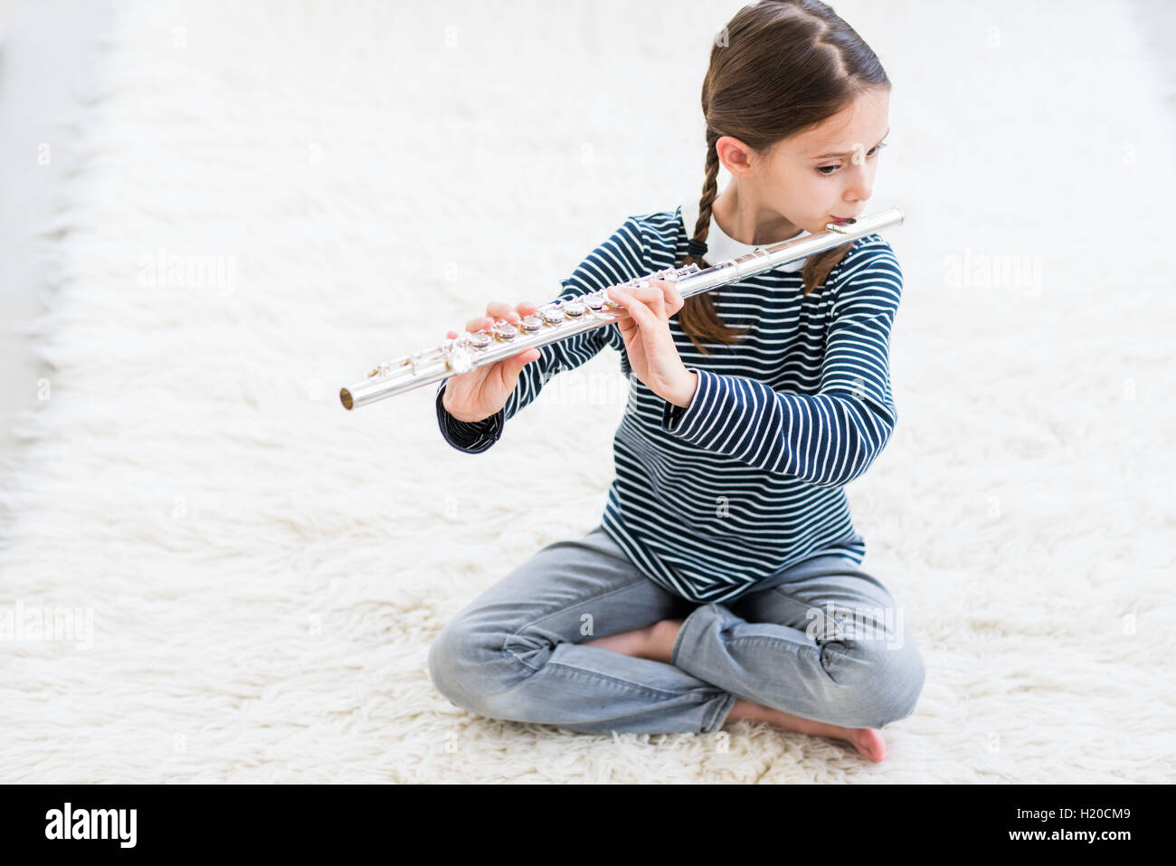 Fille de 9 ans jouer de la flûte. Banque D'Images