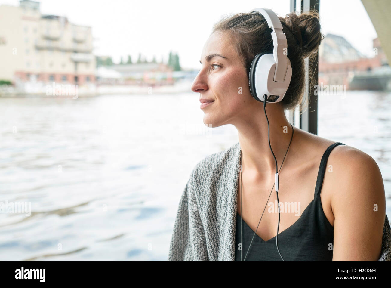 Relaxed woman listening music with headphones Banque D'Images