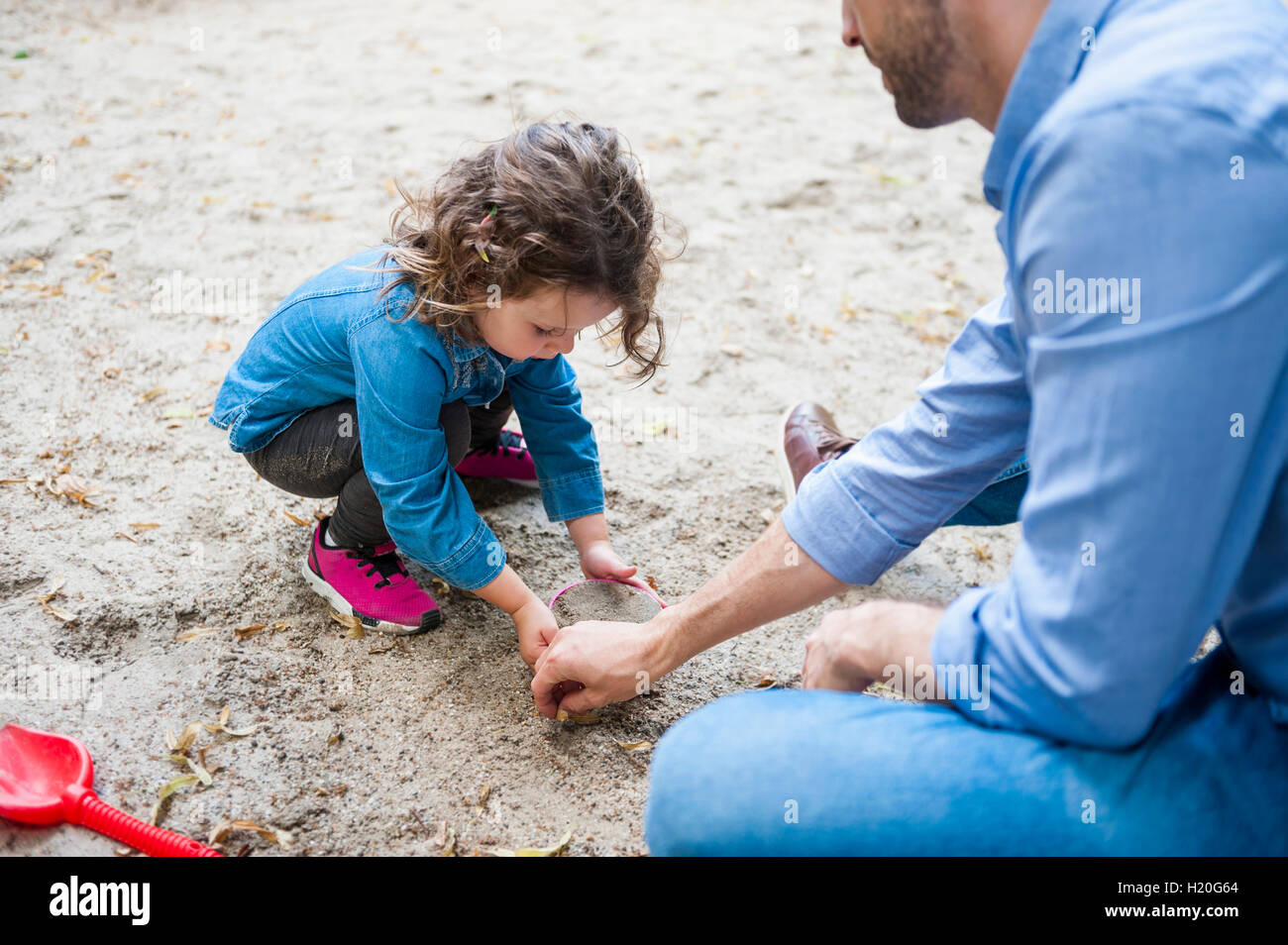 Père jouant avec fille dans sandbox Banque D'Images Père jouant avec fille dans sandbox Banque D'Images