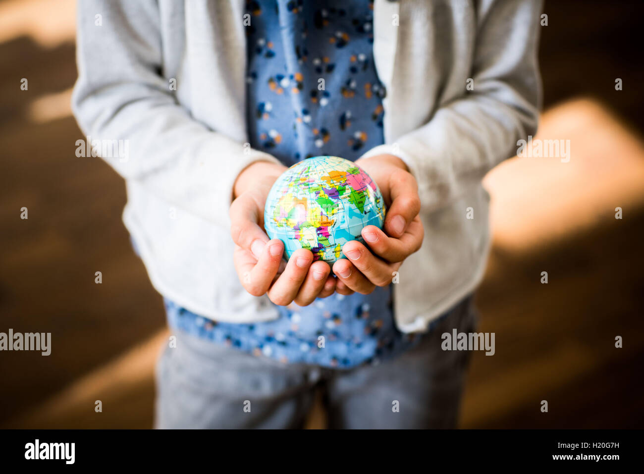 Fille de 9 ans tenant un globe dans ses mains. Banque D'Images