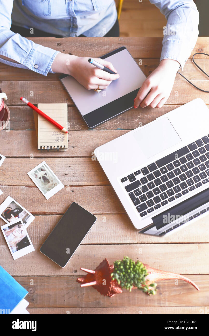 Travail à domicile à l'aide d'Illustrator une tablette graphique Banque D'Images