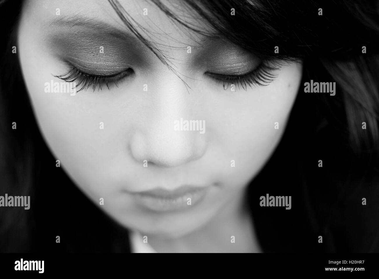 Jeune femme avec des yeux jusqu'à la bas Banque D'Images