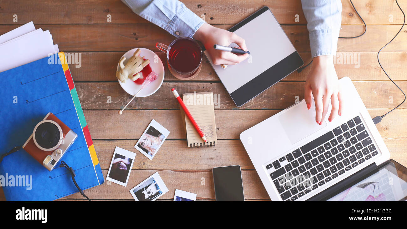 Travail à domicile à l'aide d'Illustrator une tablette graphique Banque D'Images