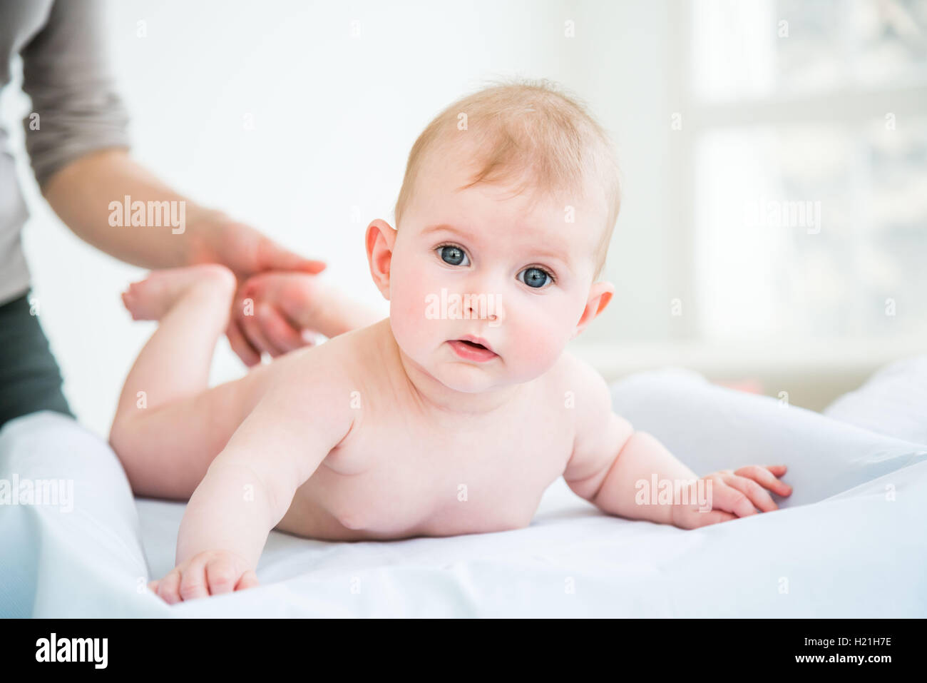6 mois bébé fille. Banque D'Images