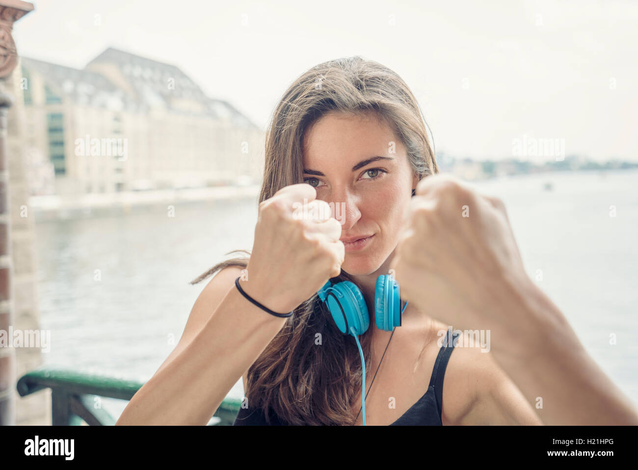 Allemagne, Berlin, young woman showing fists Banque D'Images
